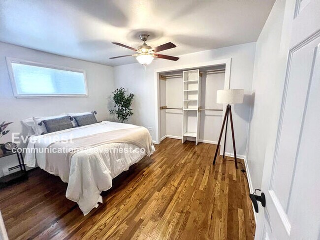 Building Photo - Gorgeous 5-Bedroom Duplex with Fenced Yard...