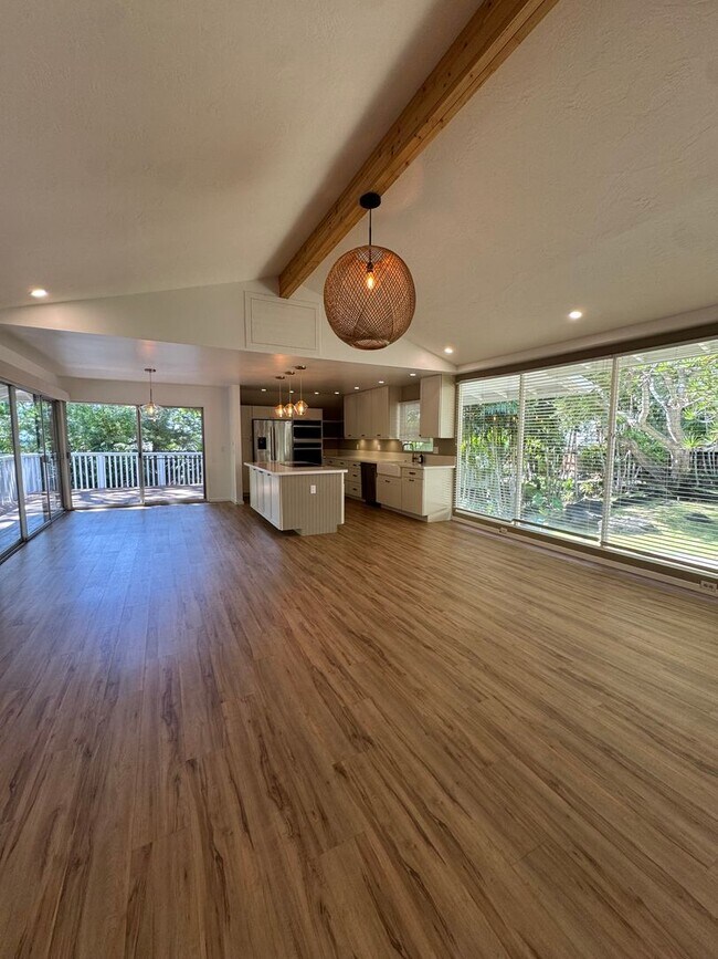 Building Photo - 3 BED, 2 BATH, 2 Parking with AC- Kalani I...