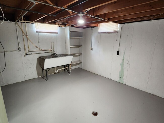 Building Photo - 4021 Harding Rd