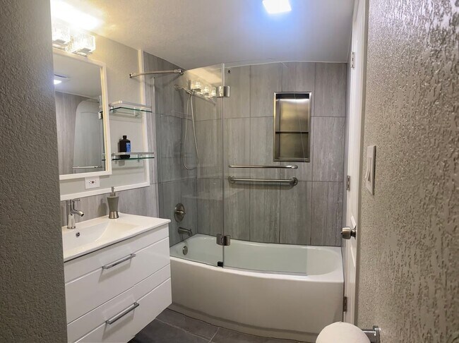 Building Photo - Charming 3BR Condo in Denver