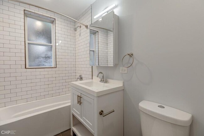 Building Photo - 4 bedroom in Chicago IL 60613