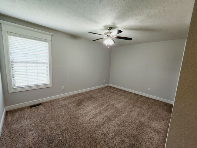 Building Photo - 5040 E Hedgerow Dr