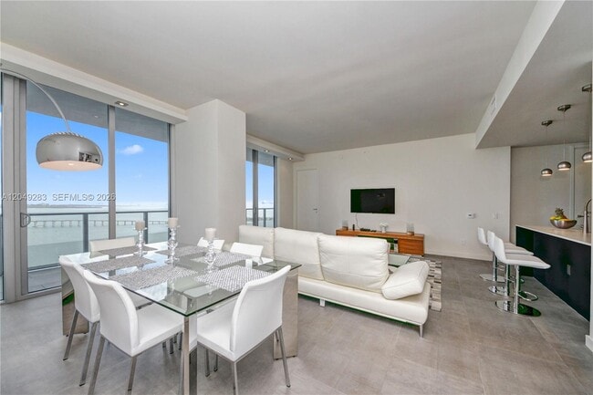 Building Photo - 1300 Brickell Bay Dr