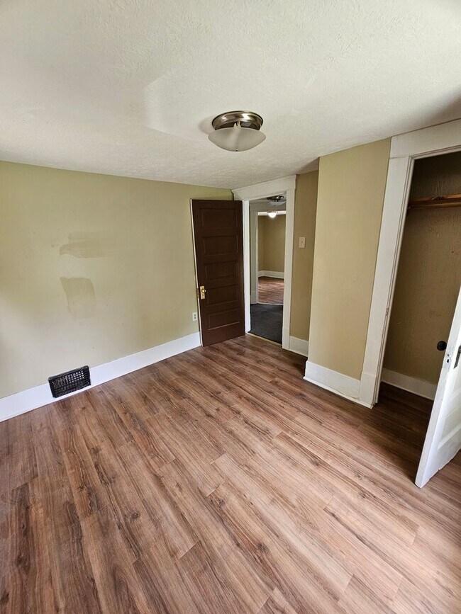 Building Photo - 3 Bedroom House For Rent on Fuller St