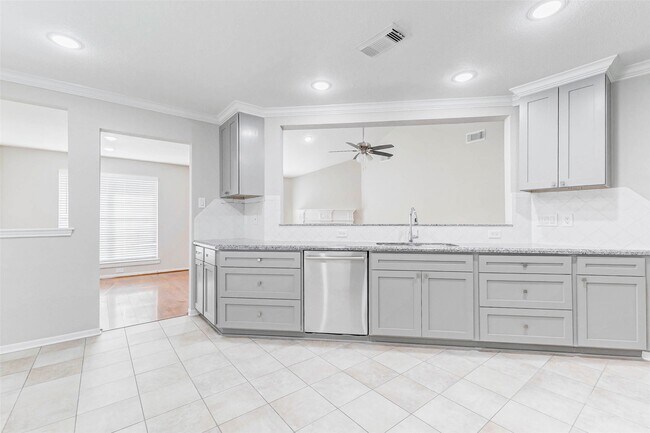 Building Photo - 2410 Clear Ridge Dr