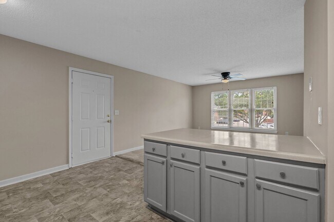 Building Photo - Who doesn't love  high speed internet, cable, water, sewer, trash & pest control included with th...