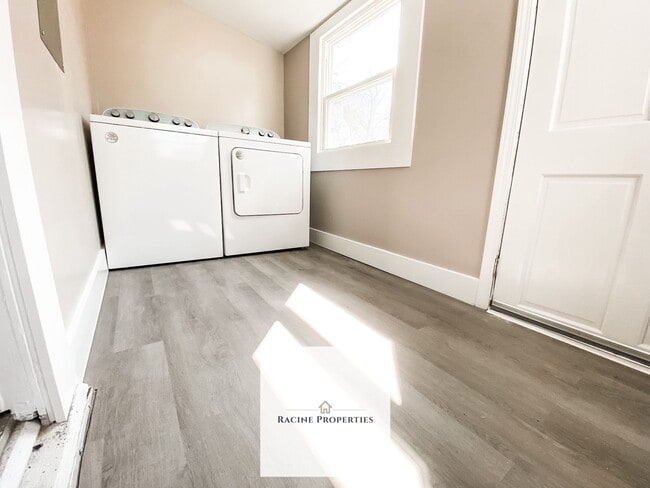 Building Photo - Charming Cottage Living in the Heart of Clinton