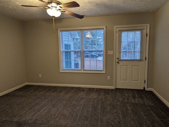 Building Photo - Townhome living close to downtown Fayetteville