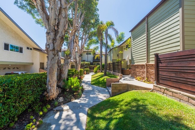 Building Photo - Beautiful remodeled 2 bed 2 bath townhome ...