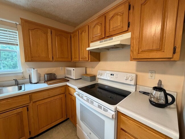 Building Photo - Fully Furnished Short Term Rental!