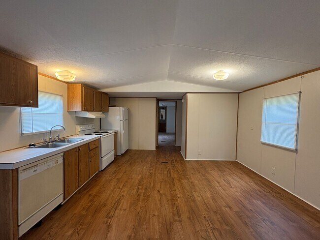 Building Photo - Spacious three bedroom, two bath singlewid...