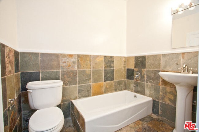 Building Photo - 153 Hollister Ave