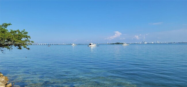 Building Photo - 1750 N Bayshore Dr