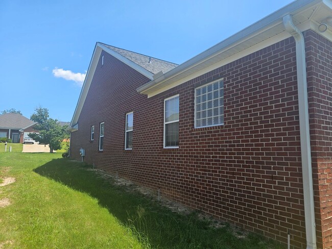 Building Photo - 4 Bedroom Brick Ranch