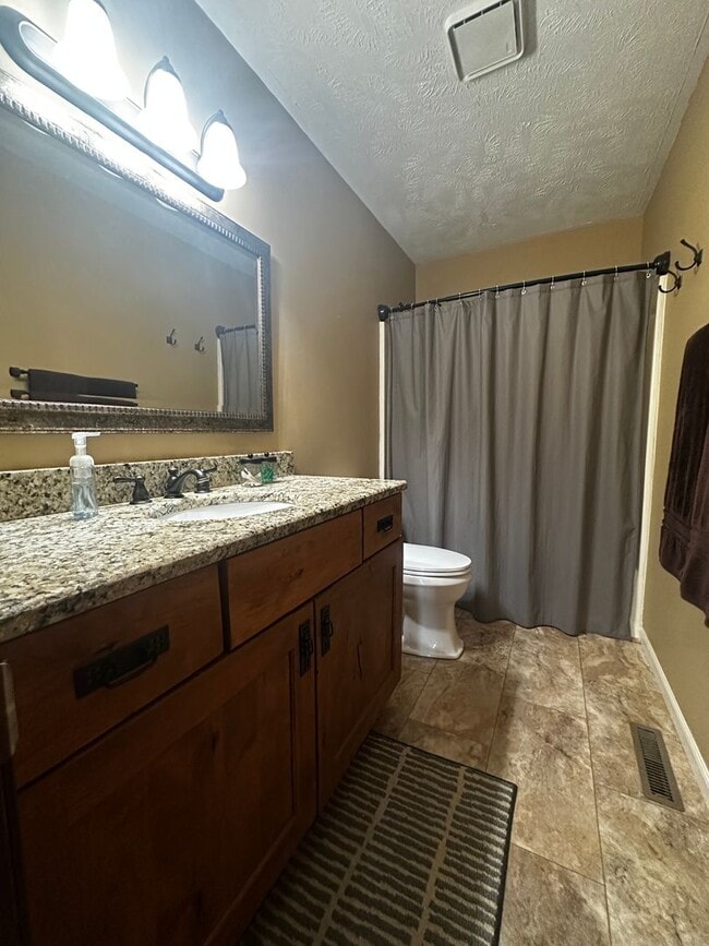 Building Photo - E. Morristown - 2 bed/1 bath duplex with b...