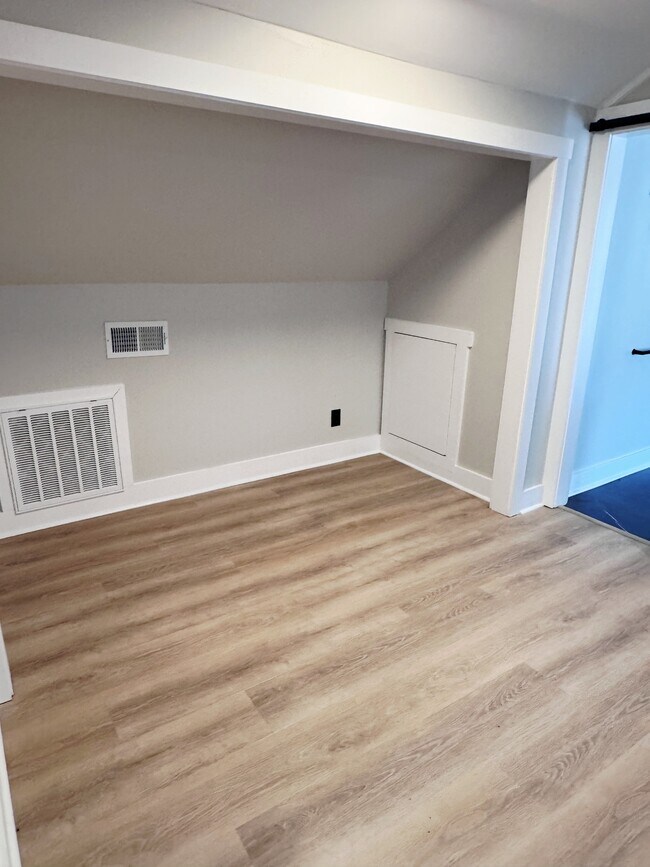 Building Photo - 1880 E Broad St