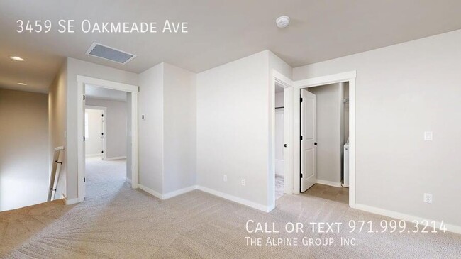 Building Photo - 3459 SE Oakmeade Ave