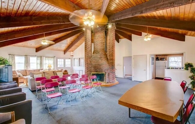 Building Photo - Updated 2 Bed/1 Bath Apartment in Desirable, Quiet Neighborhood