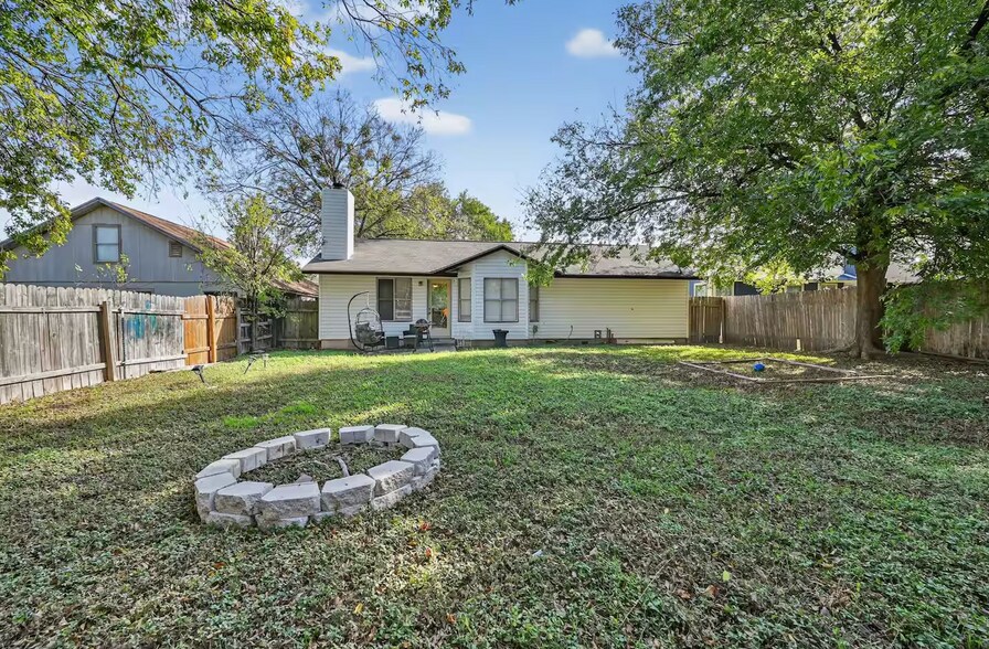 Building Photo - 16402 Parkway Dr