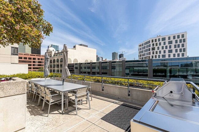 Building Photo - 700 Front St