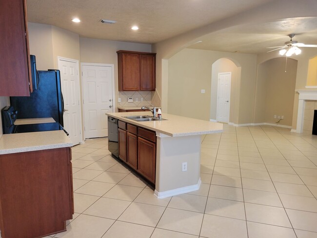 Building Photo - 3 BR Townhome Available, Pet Friendly!