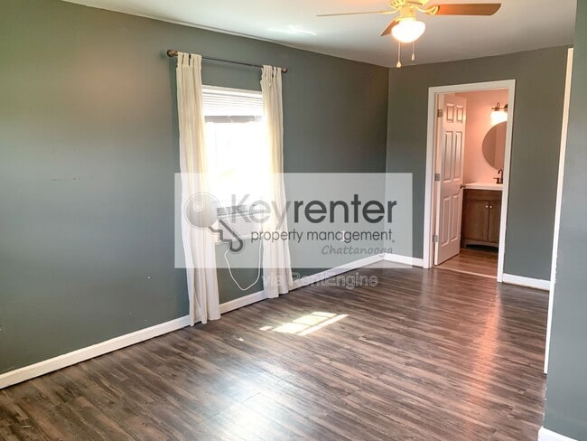 Building Photo - 827 Woodmore Ln