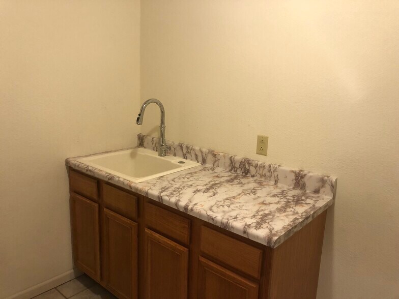 Spacious laundry room with sink - 6223 Cross Bend Ct