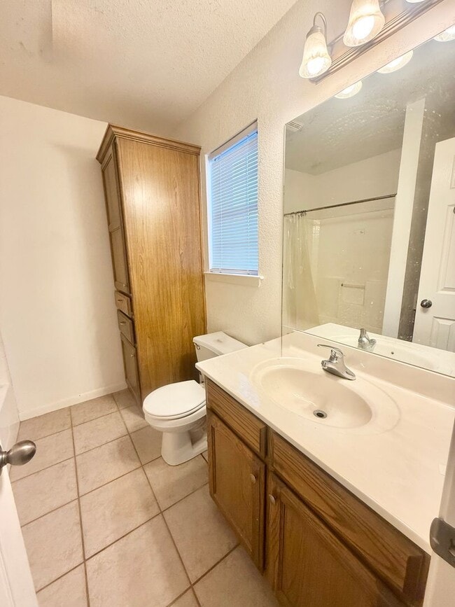Building Photo - Spacious 2-bed/2-bath!