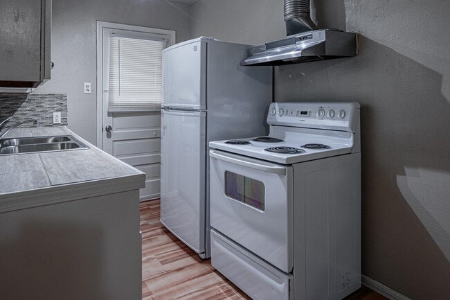 Building Photo - 504 W 7th St