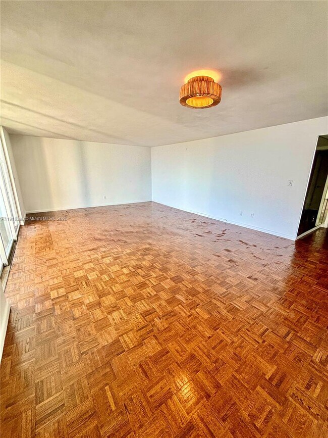 Building Photo - 609 Ocean Dr