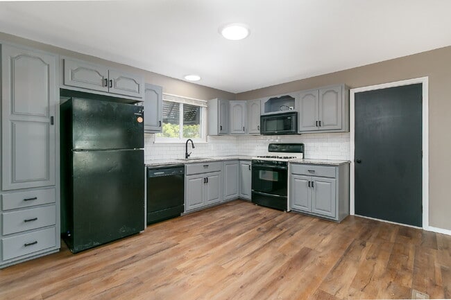 Building Photo - Charming & Modern 3 Bed / 1 Bath Home in F...