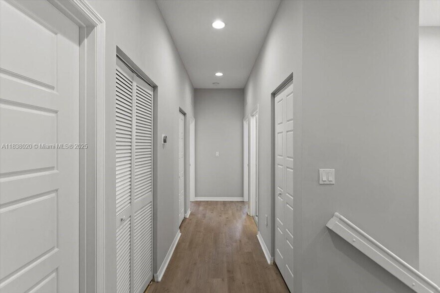Building Photo - 635 NE 191st Ter