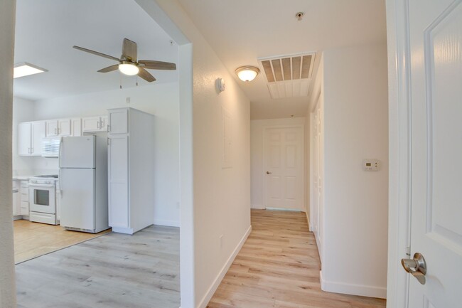 Building Photo - CLEAN, move in ready~GATED and super COMMU...