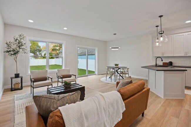 Building Photo - 614 6th St NW