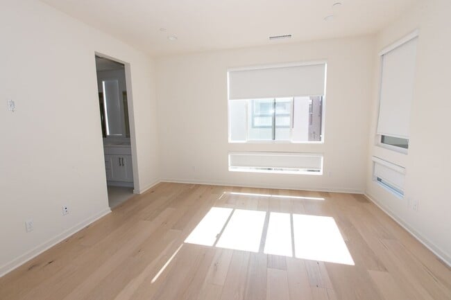 Building Photo - Highly Desired 4 Bedroom Floor Plan in Lig...