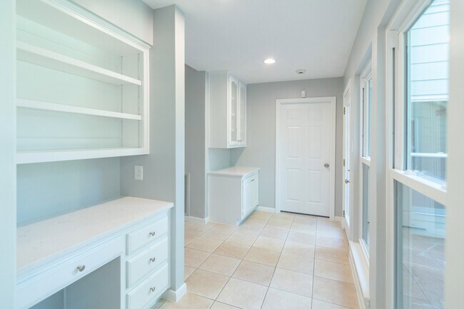 Building Photo - 10 Coralvine Ct