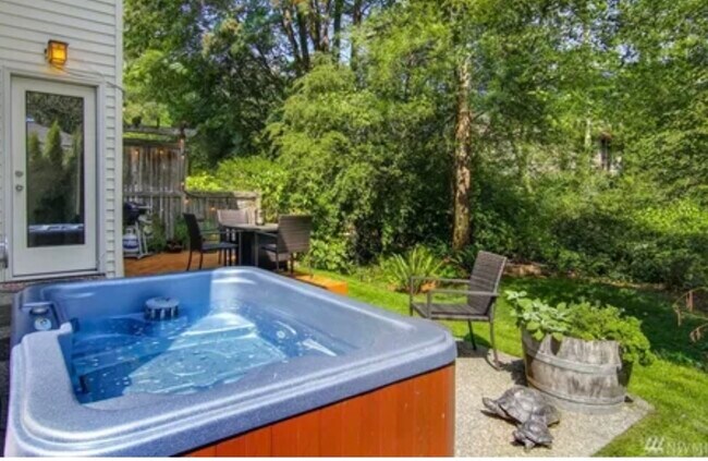 Building Photo - 16815 6th Ave W