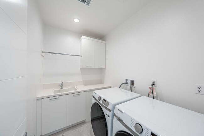 Building Photo - 120 Riverbend