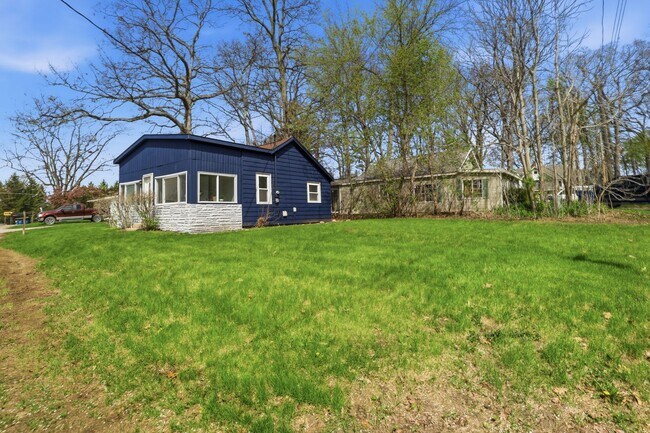Building Photo - 3-bedroom home with deeded access to all-sports Loon Lake
