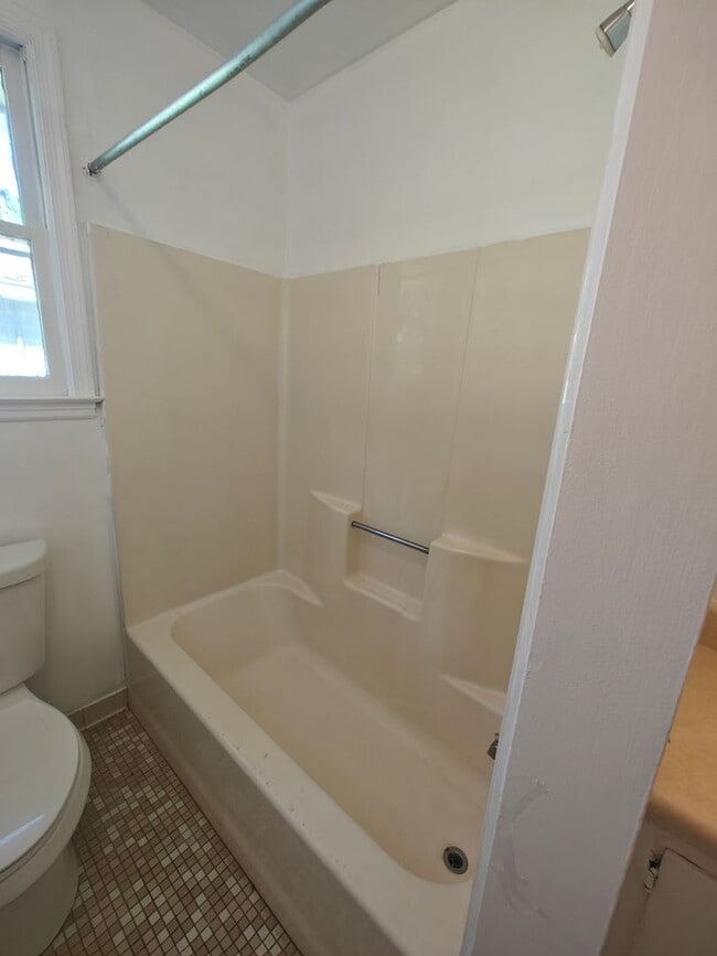 Building Photo - 2 bedroom home