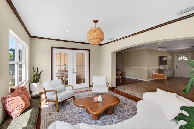 Building Photo - 301 SE 8th Ave