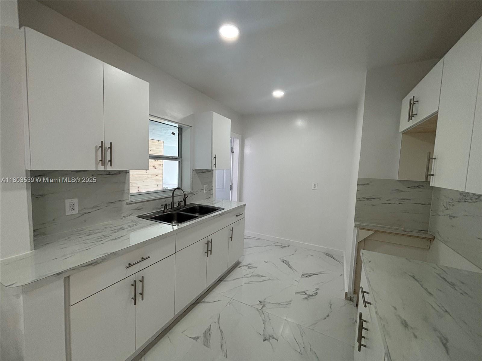 Building Photo - 191 W 59th St