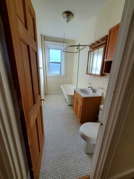 Building Photo - 376 Riverway