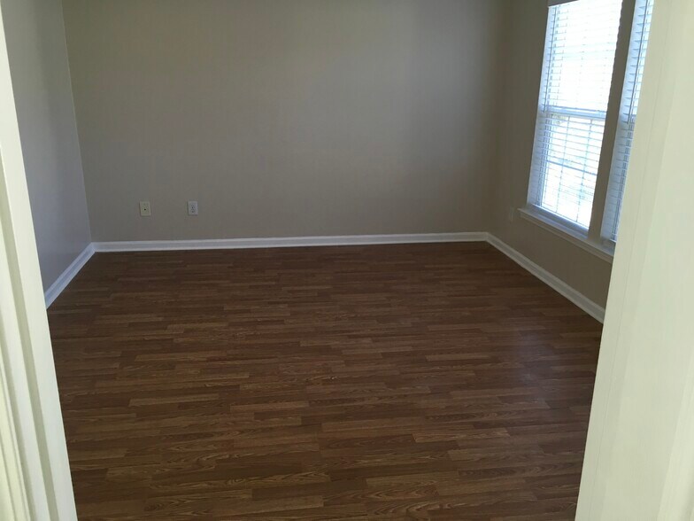 Building Photo - 2113 McKenzie Creek Dr