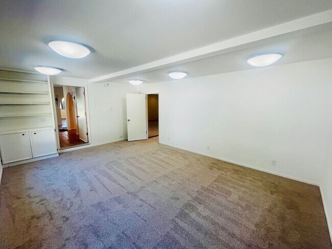 Building Photo - Extraordinary home with expansive yard on a flag lot in Mountain View.  Great Location and Schools.