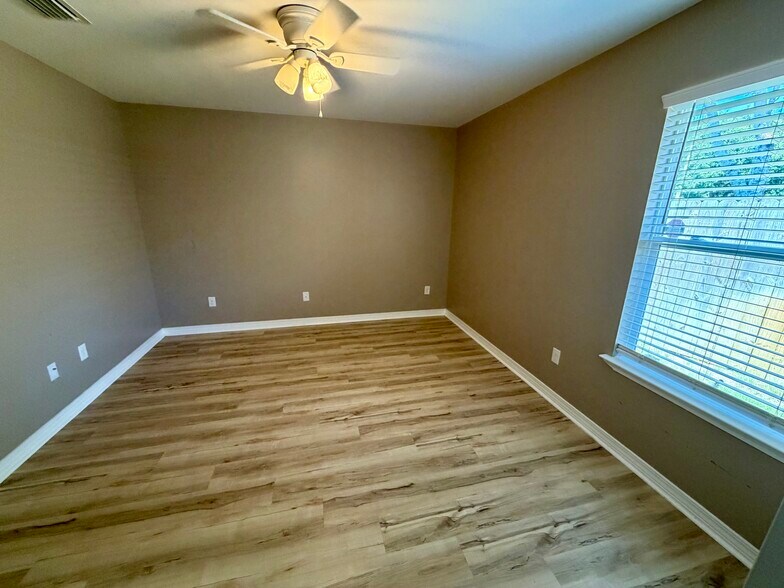 Building Photo - 500 Baywood Ct