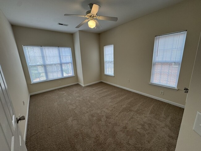 Building Photo - Beautiful 3 Bedroom in Cary Available NOW!