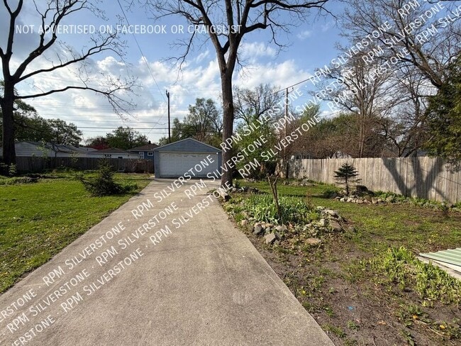 Building Photo - 1228 E Meyers Ave