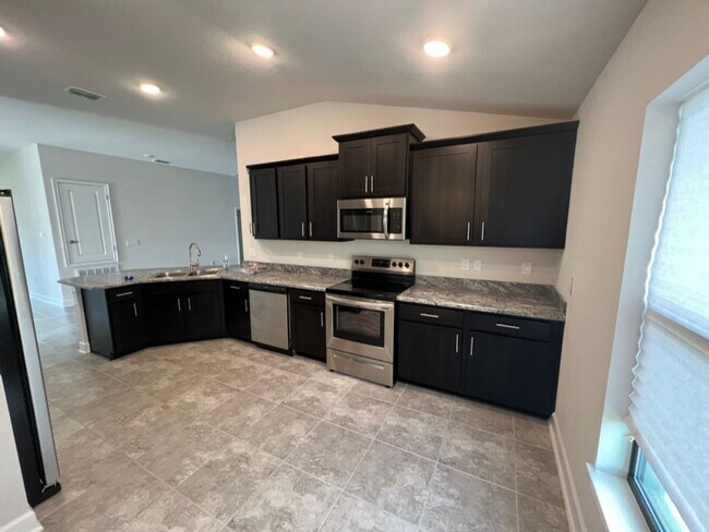 Building Photo - Rent this brand-new home in Davenport today!