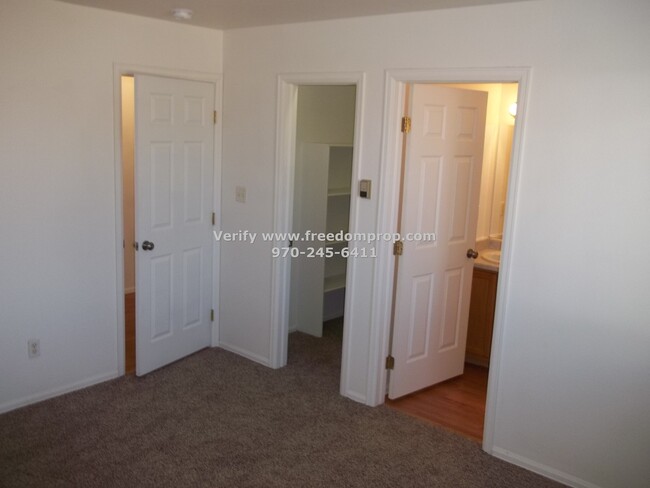 Building Photo - Updated Townhome - 3 bedroom 2 bath